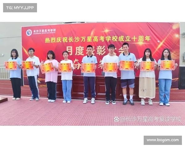 荣誉时刻奖杯合影见证辉煌时刻拼搏与荣耀的完美呈现